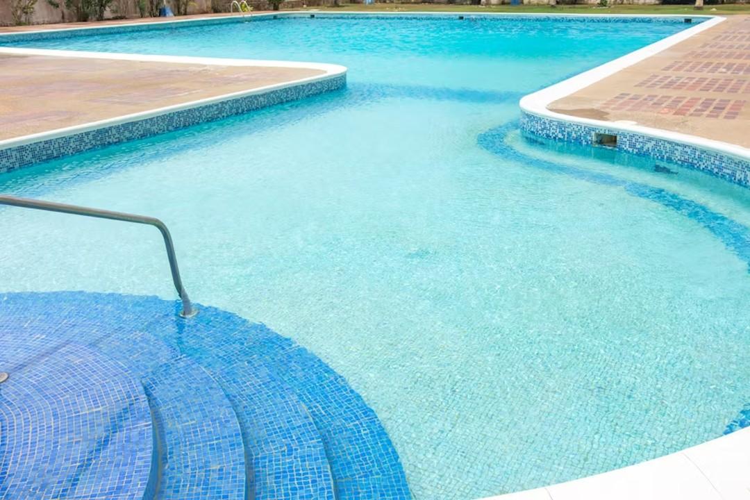 The Pros and Cons of DIY Pool Repair