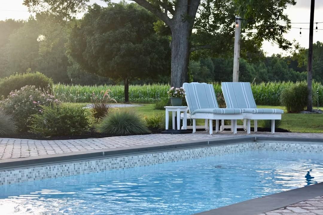 What Are the Advantages of a Saltwater Pool Vs a Chlorinated Pool